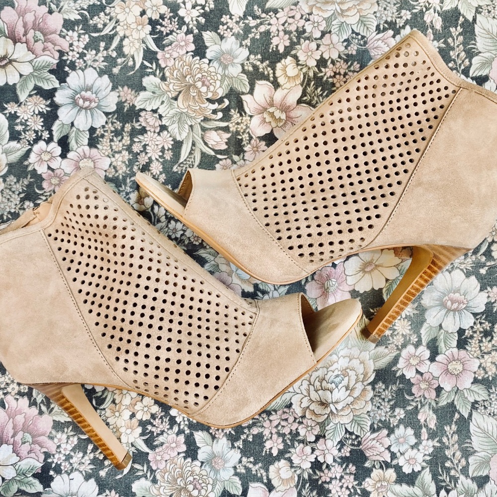 AUDREY BROOKE • SUEDE HEELS • SIZE 9